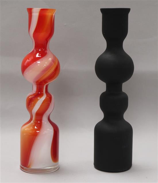 A Carlo Moretti black and white cased glass vase, label and a similar marbled glass vase tallest 24cm